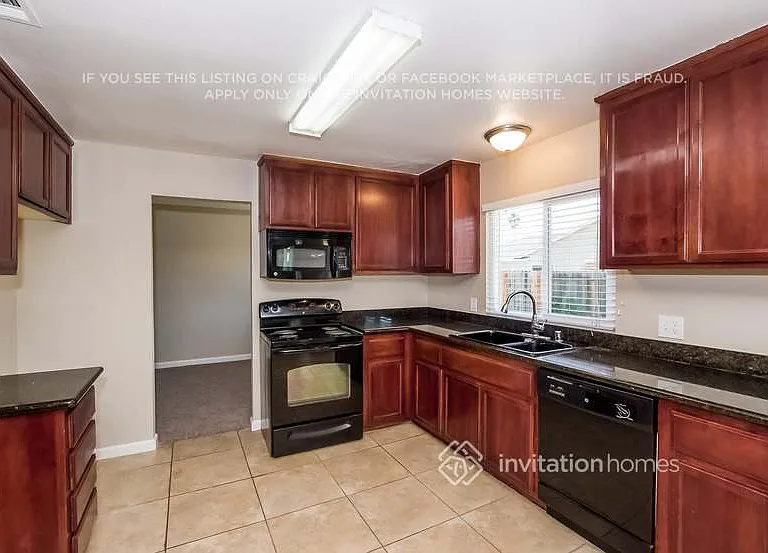 560 E Wigeon Way — Photo 5