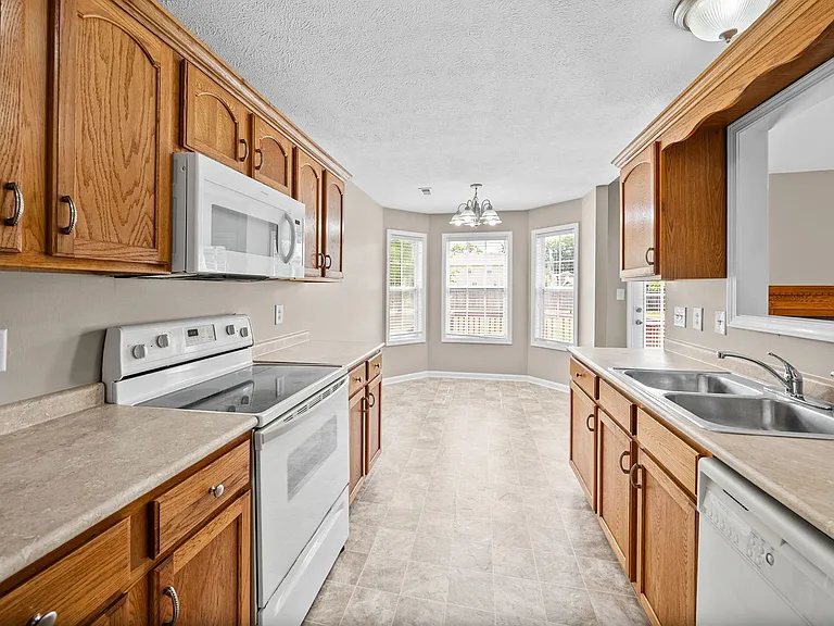 3932 Gaine Dr — Photo 9