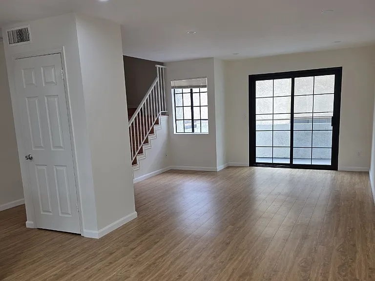 234 W Fairview Ave #208 — Photo 3