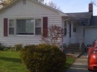 307 E 2nd St, Genoa, IL 60135