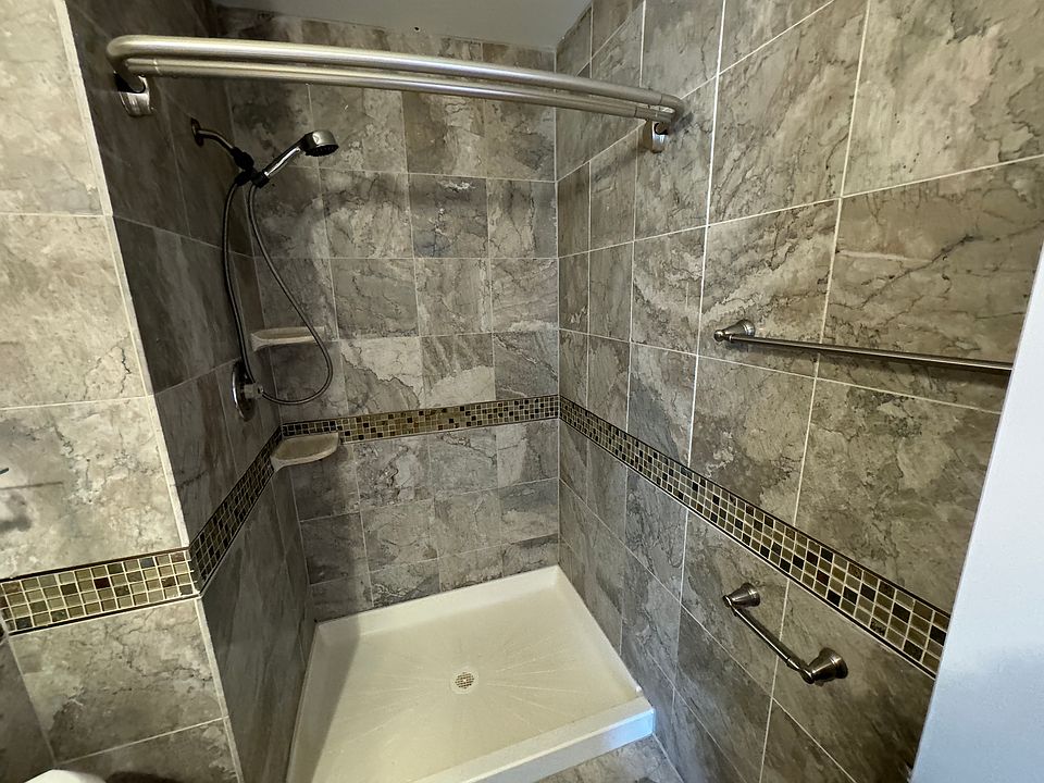 Full bathroom in first floor