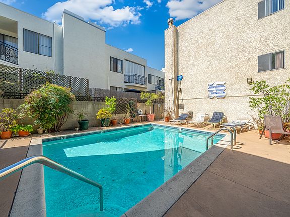 3rd image of 12701 Moorpark St #104