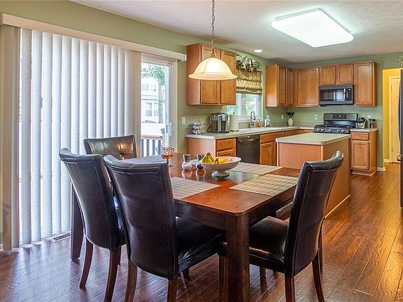 5th image of 967 Caxton Ln