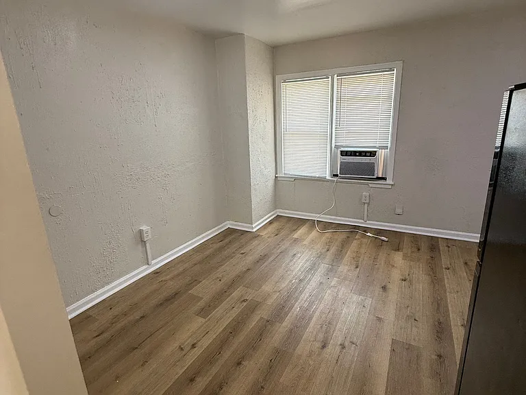 261 Niagara Ave — Photo 22