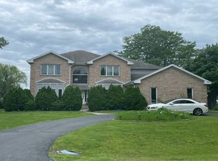 25834 N Arrowhead Dr, Mundelein, IL