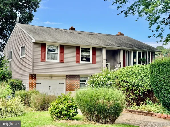 172 Blackthorne Ln, Aston, PA 19014