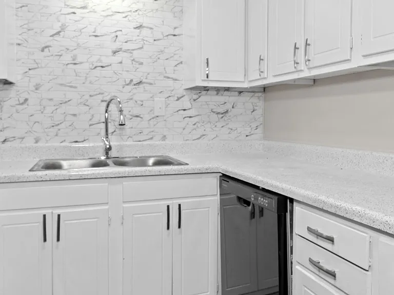 Chateau Apartments — Photo 4