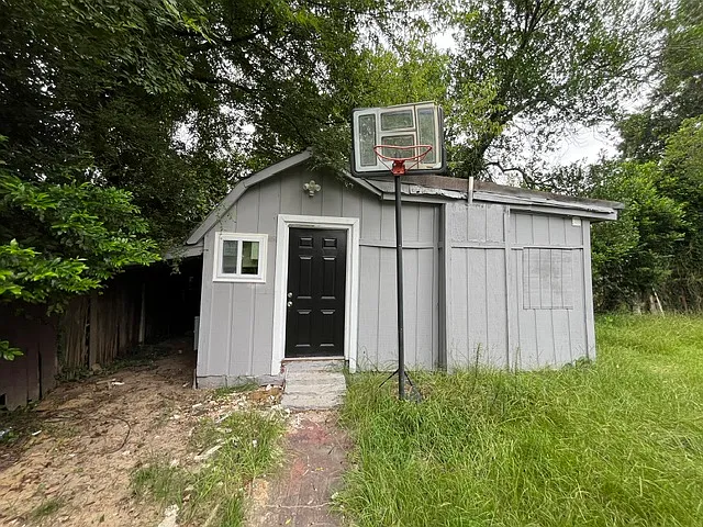 2435 Thrasher Ave — Photo 16
