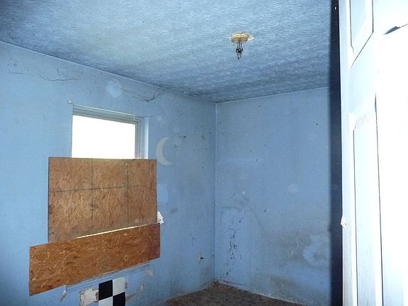 3rd image of 916 Lillian St