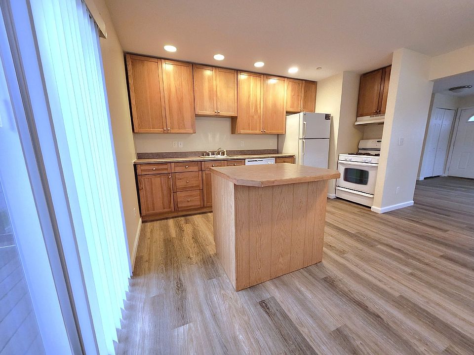 1st image of 111 Rainier Ave #4