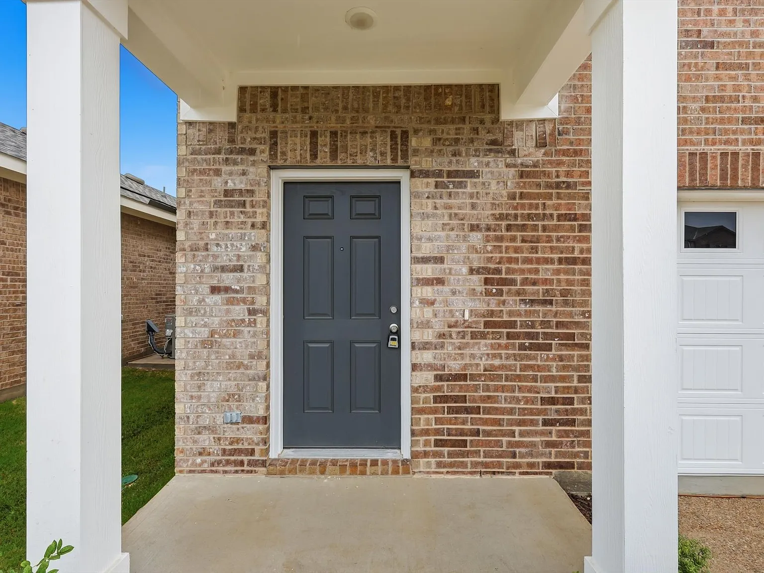 3 bed, 2.5 bath, 1826 sqft, $2,000 — Photo 2