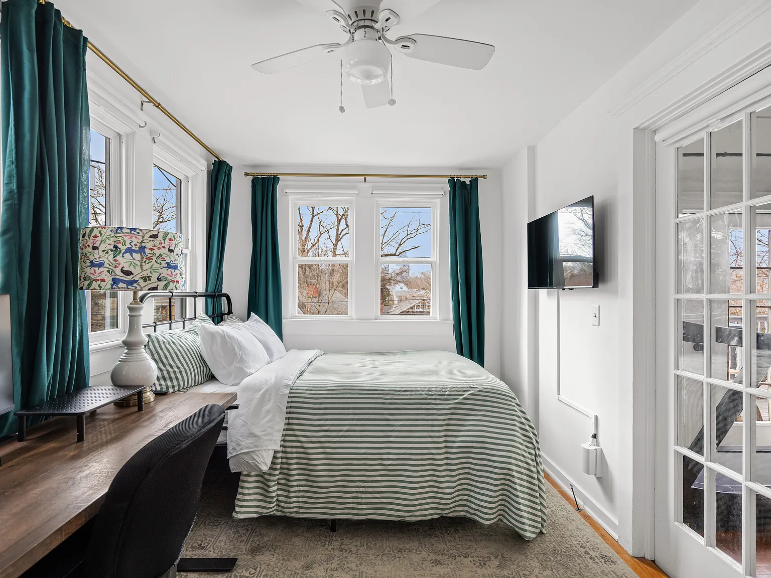 2 bed, 1.5 bath, 2000 sqft, $3,000 — Photo 1