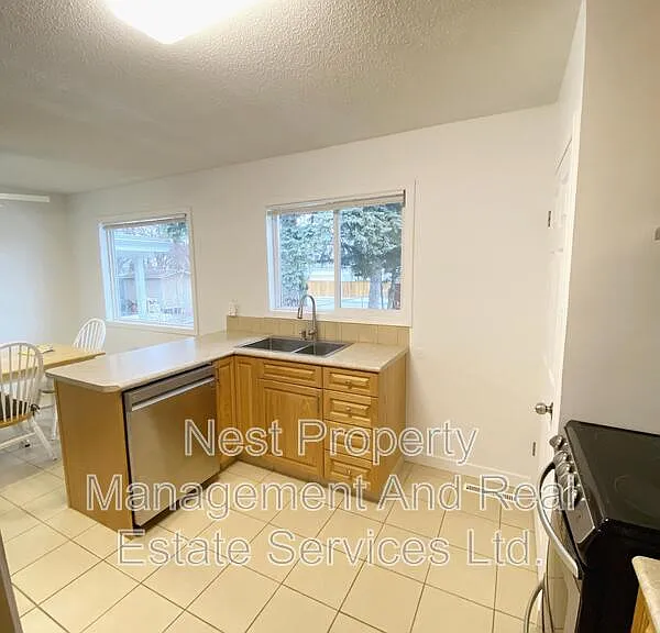 236 Nicholson St S #A — Photo 2