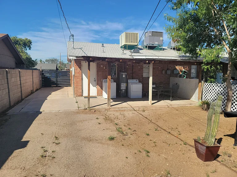 N 28th Pl — Photo 9