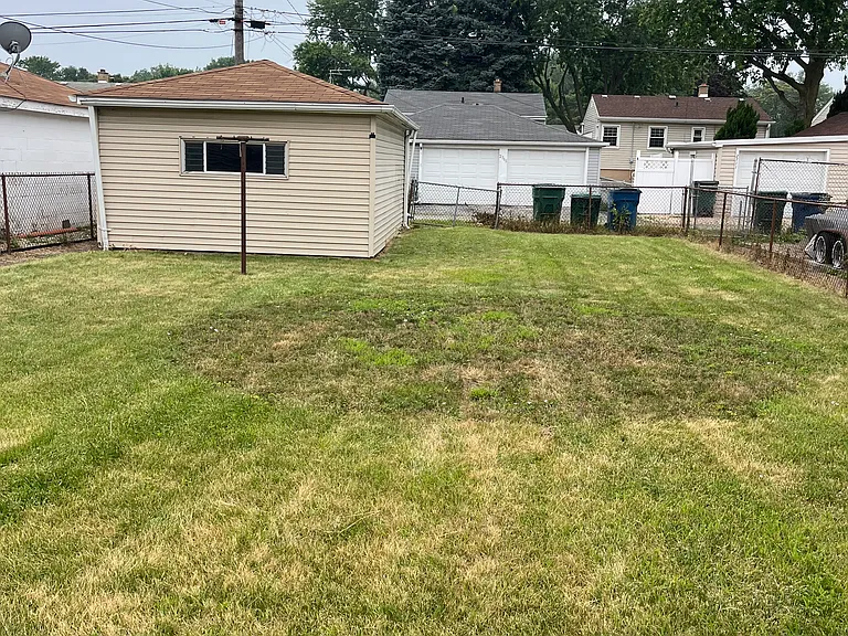 2716 White Oak Ave — Photo 2