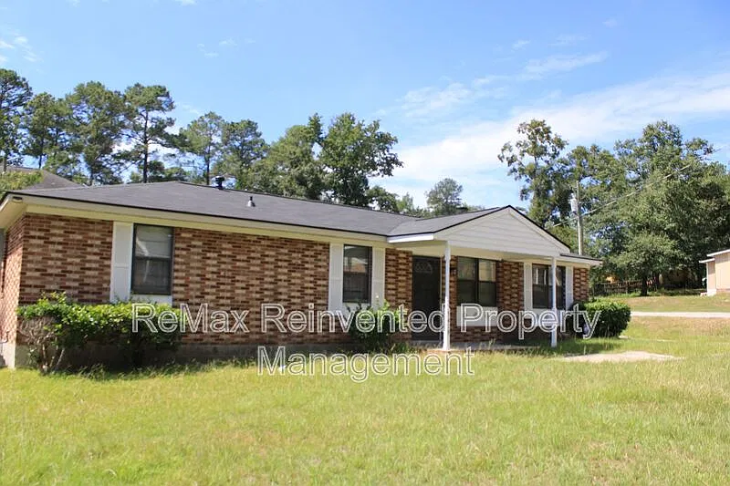 3 bed, 1.5 bath, 1300 sqft, $1,385 — Photo 3