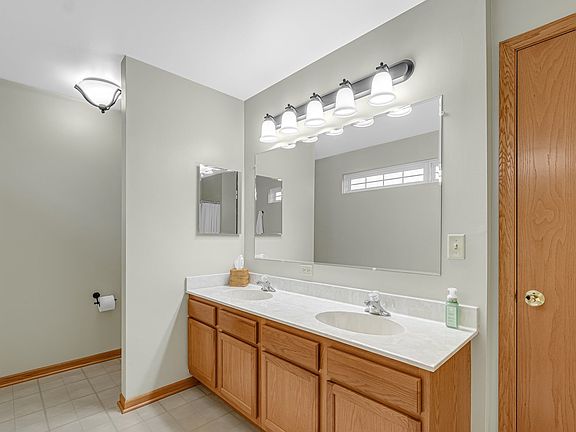 3rd image of 2756 Foxwood Dr