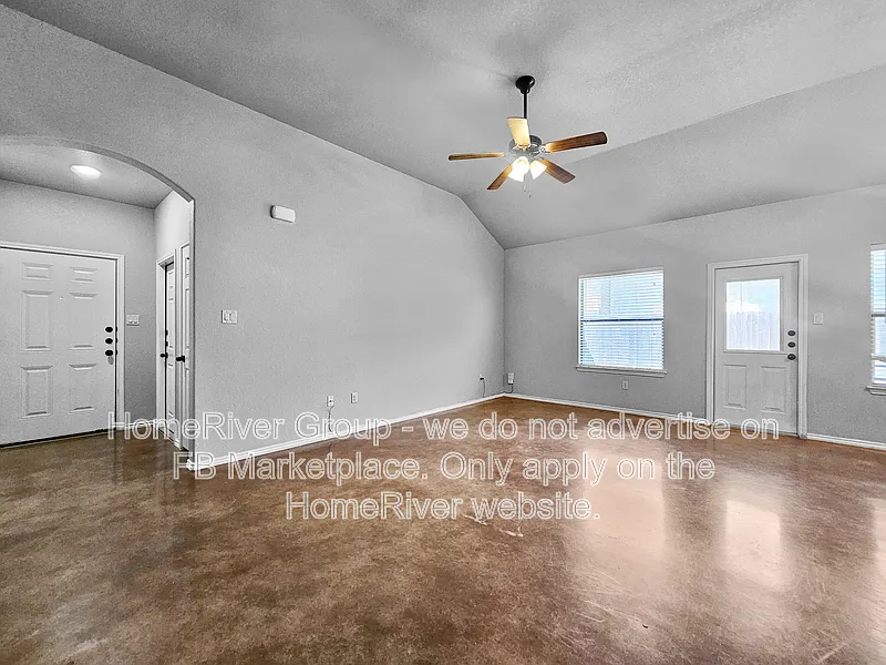 3 bed, 2.0 bath, 1370 sqft, $1,545 — Photo 2