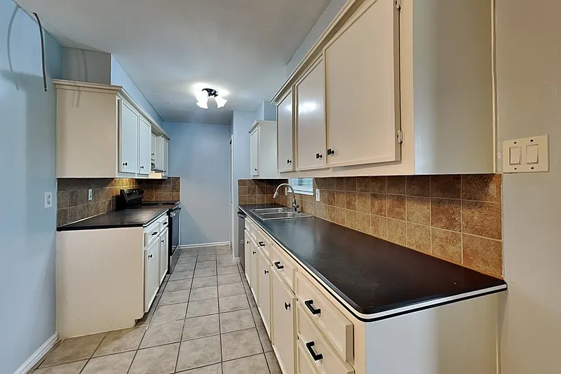 4 bed, 2.0 bath, 1685 sqft, $2,099 — Photo 4