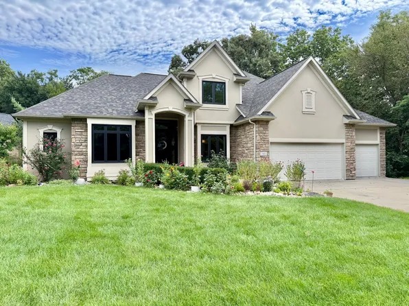 7511 Eagle Crest Dr, Johnston, IA 50131