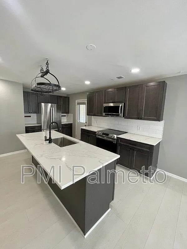 3 bed, 2.0 bath, 1256 sqft, $1,625 — Photo 3