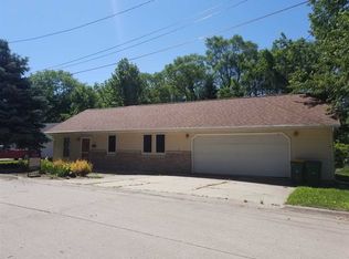 613 7th St SW, Independence, IA 50644