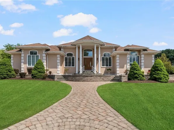 8 Steeple Ln, Lincoln, RI 02865