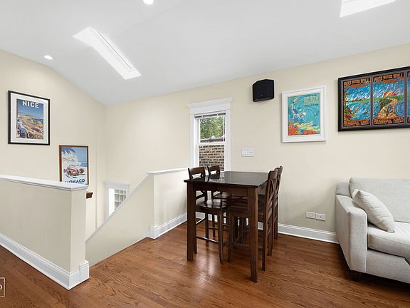 2nd image of 914 W Wrightwood Ave #3