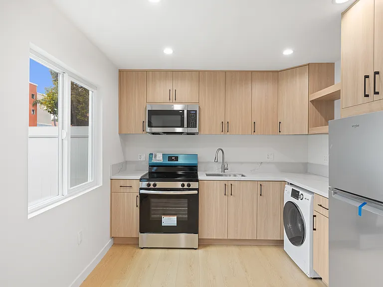 22609 1/2 Mariano St — Photo 10