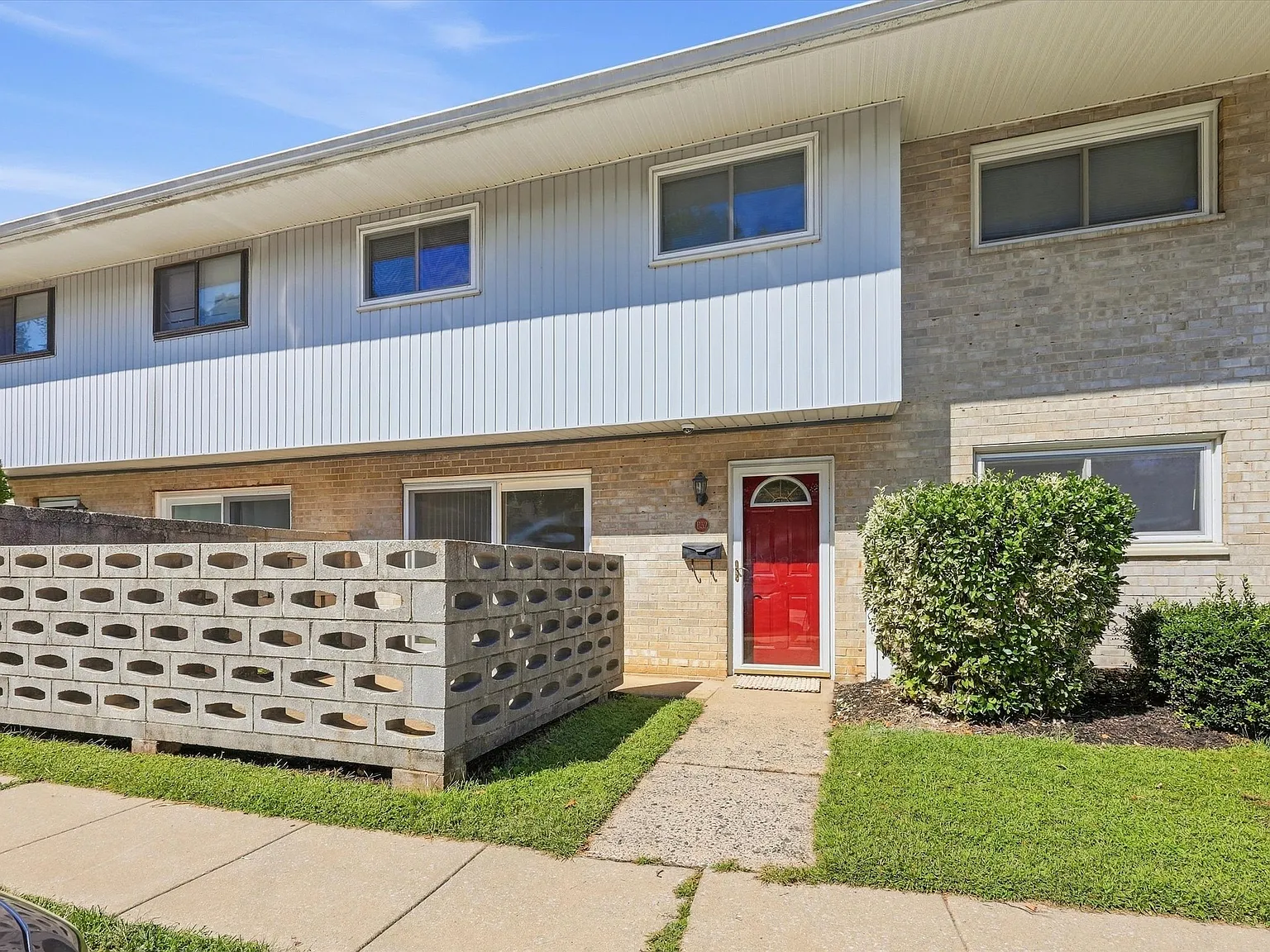 3 bed, 1280 sqft, $2,300 — Photo 1