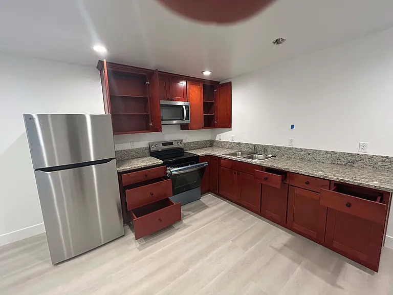 425 5th St #3 — Photo 3