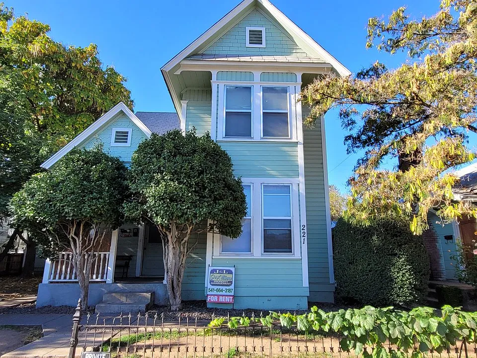 221 N Holly St