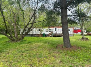 831 E 1st St, Beckemeyer, IL 62219