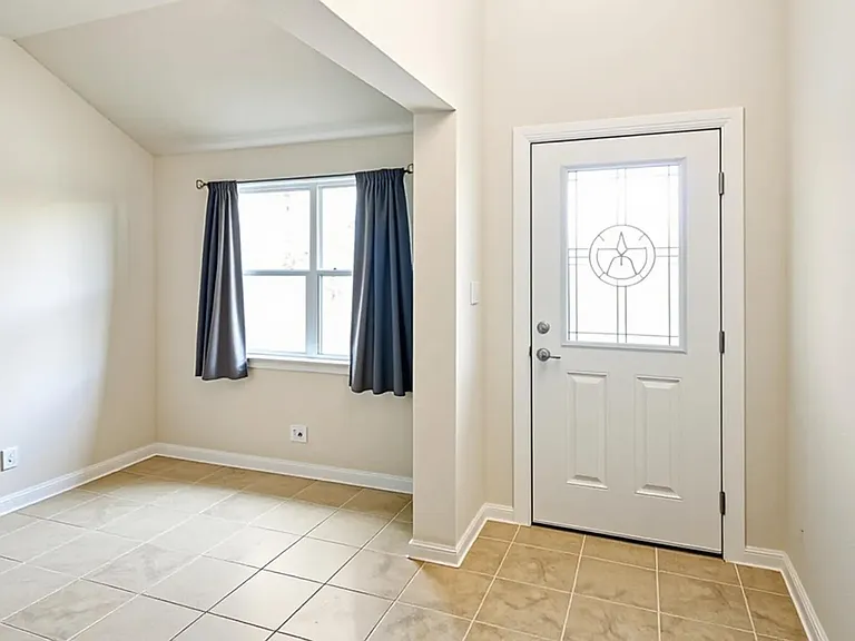 21102 Niagara Cv — Photo 2