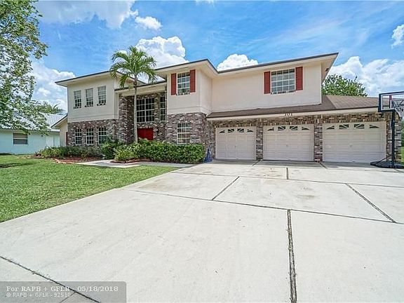 3rd image of 301 NW 202nd Ter