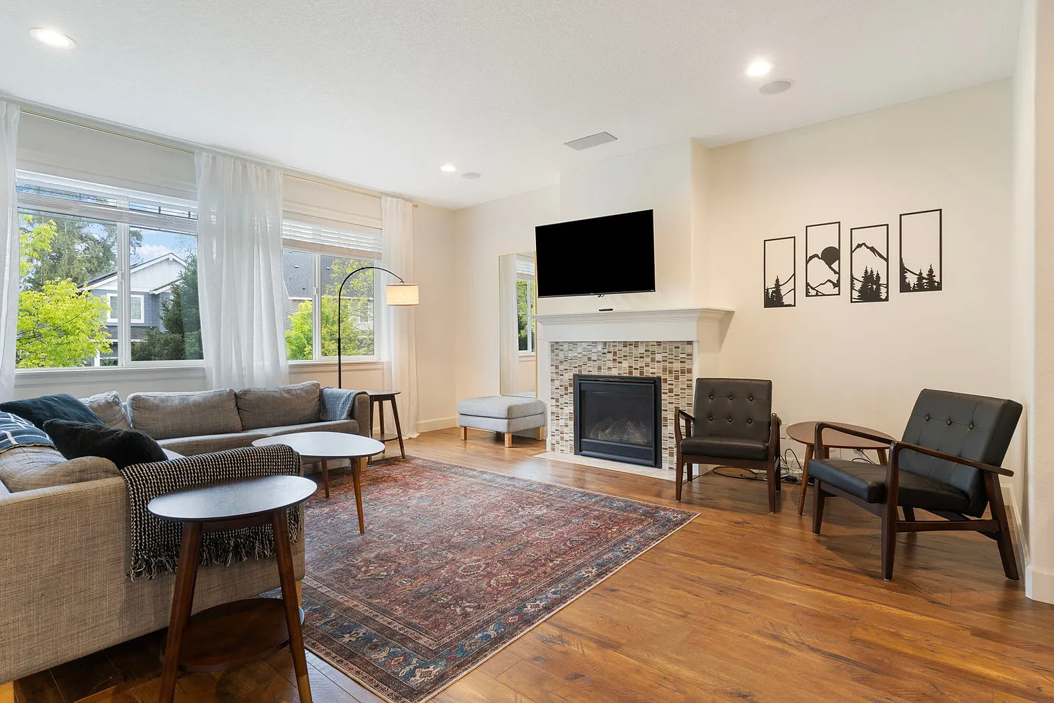 3 bed, 2.0 bath, 2389 sqft, $6,600 — Photo 3