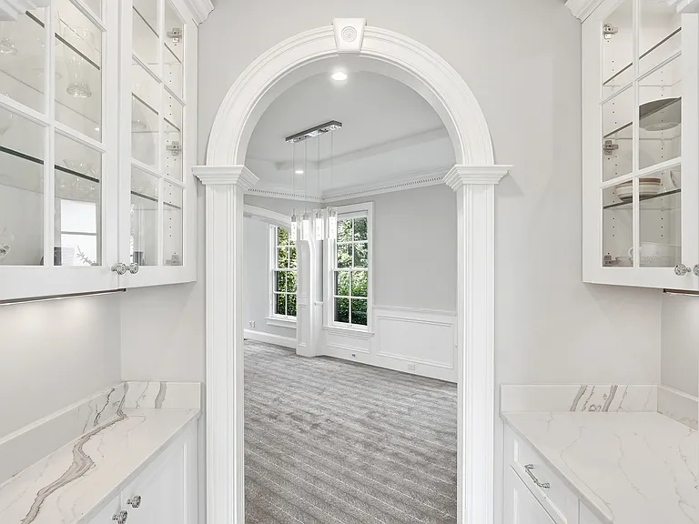 678 Canterbury Dr — Photo 9