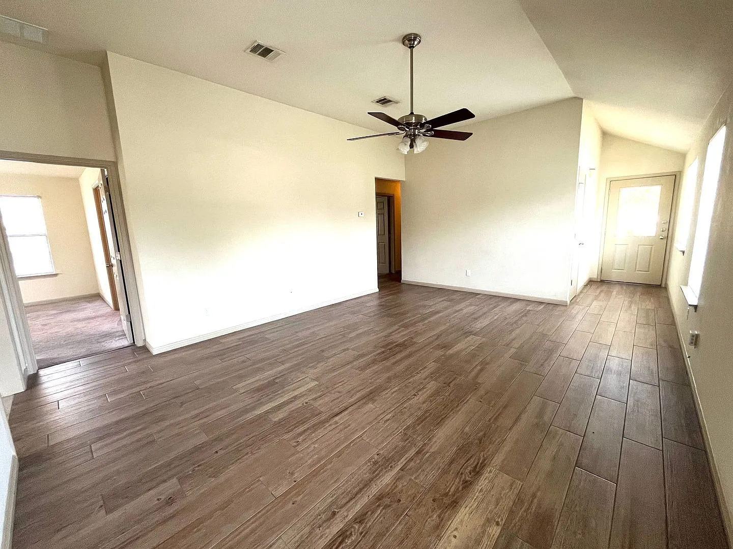 4 Bed House - North of UT Campus — Photo 4