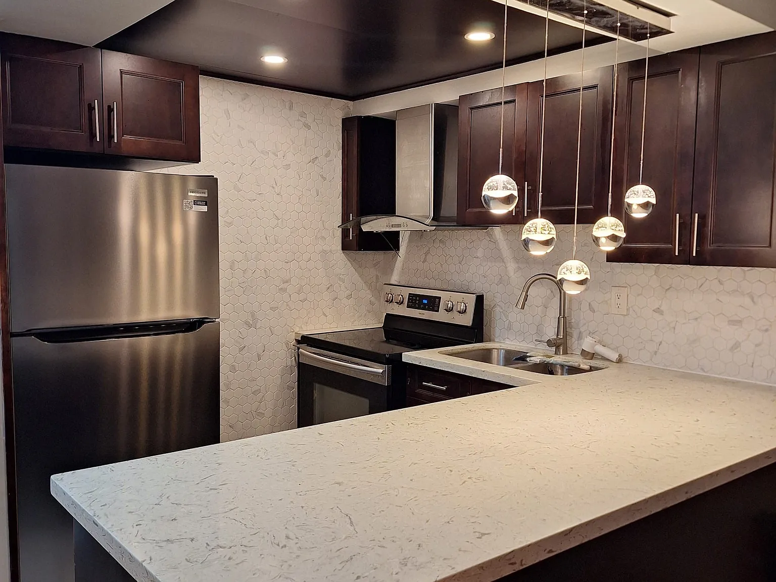 3 bed, $2,300 — Photo 2