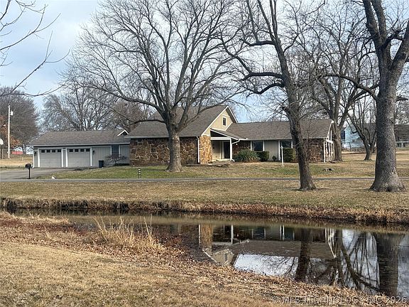 2nd image of 1065 Deer Crk