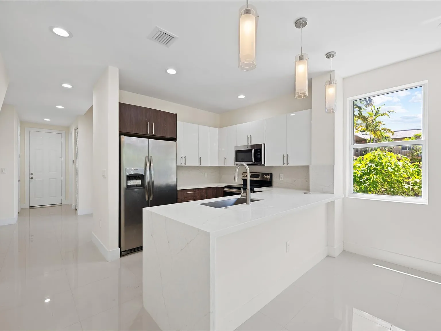 4 bed, 3.5 bath, 2120 sqft, $5,000 — Photo 3