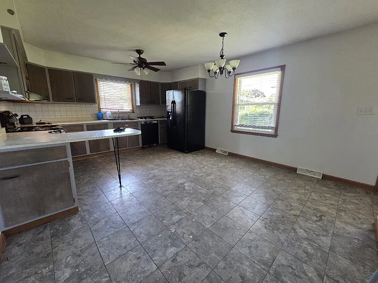 521 Stonehaven Dr — Photo 7