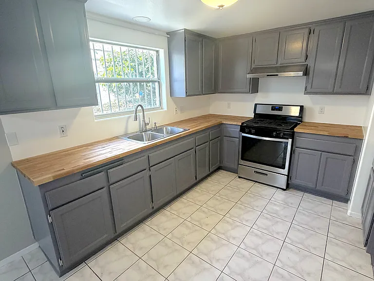 1503 W Adams Blvd — Photo 8