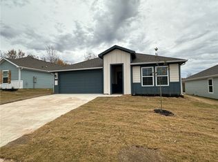 120 Watts Ave, Gentry, AR 72734