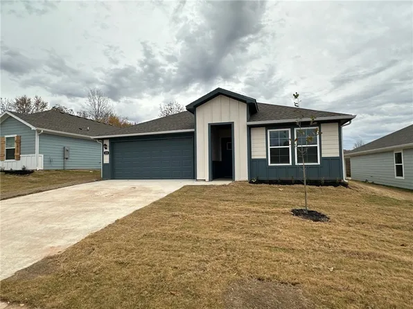 120 Watts Ave, Gentry, AR 72734