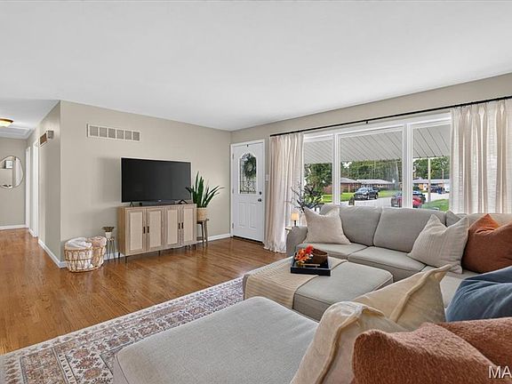 5th image of 2609 W Adams St