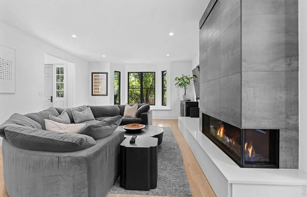 5 bed, 5600 sqft, $25,000 — Photo 3
