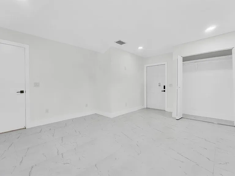 5921 NE 15th Ave — Photo 10