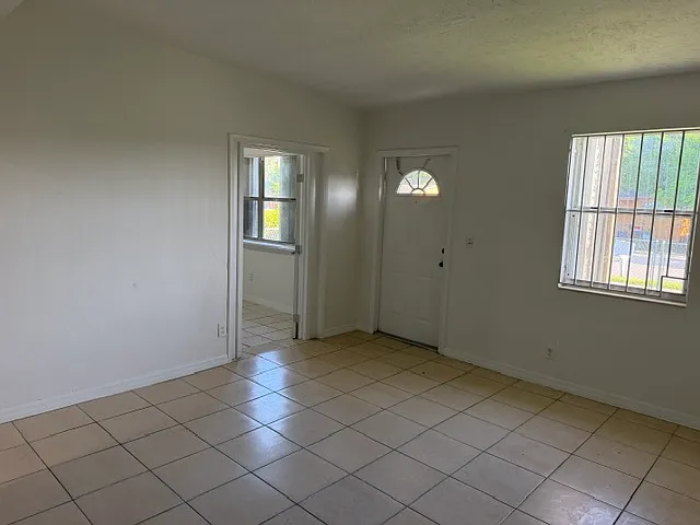 3 bed, 1188 sqft, $2,500 — Photo 2