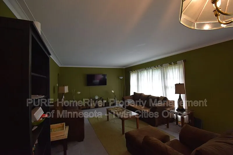 4 bed, 2.0 bath, 1872 sqft, $2,575 — Photo 2